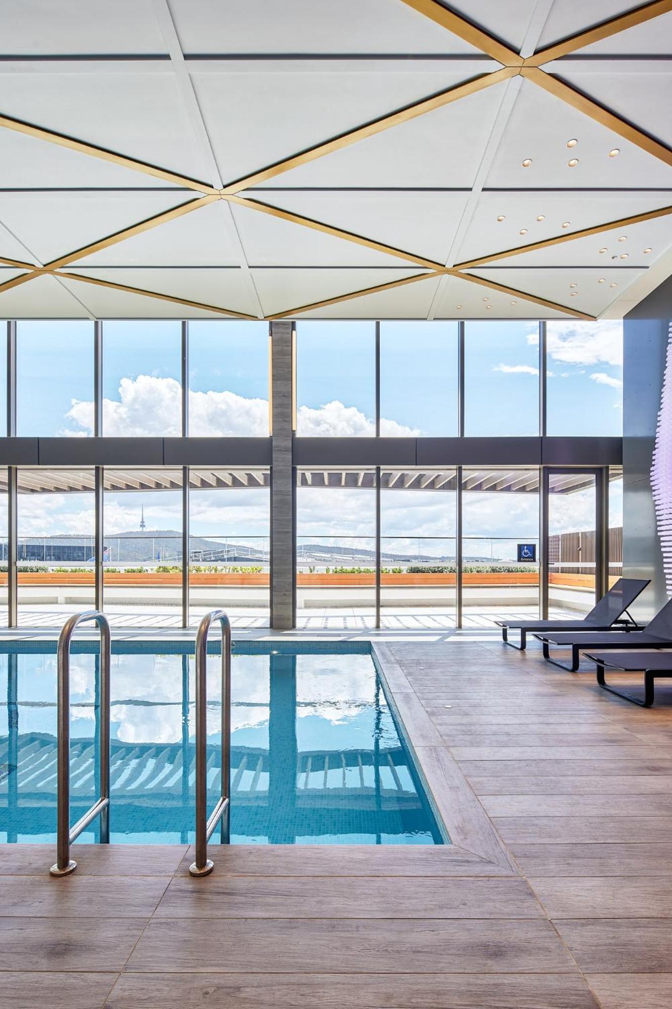 Meriton Suites Canberra Exterior photo The pool at the hotel