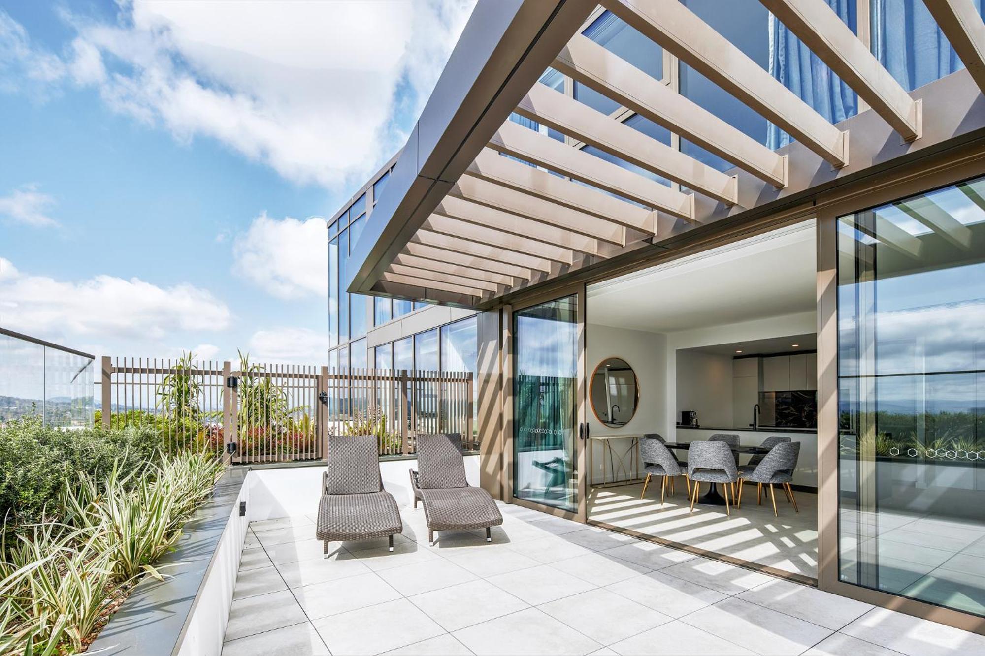 Meriton Suites Canberra Exterior photo The rooftop terrace