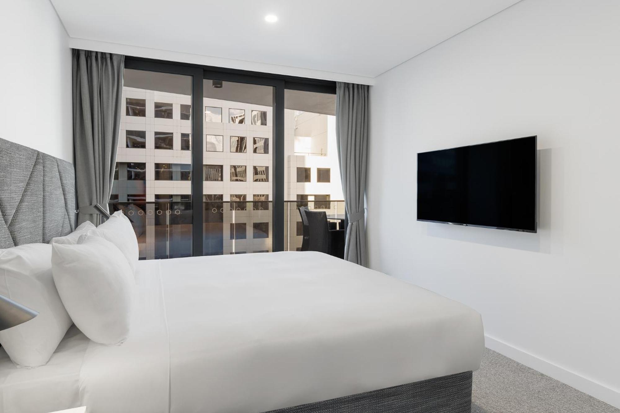Meriton Suites Canberra Exterior photo A bedroom at the hotel