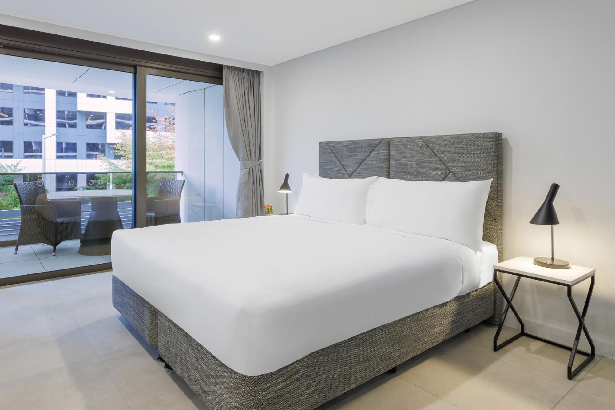Meriton Suites Canberra Exterior photo A bed with a mattress